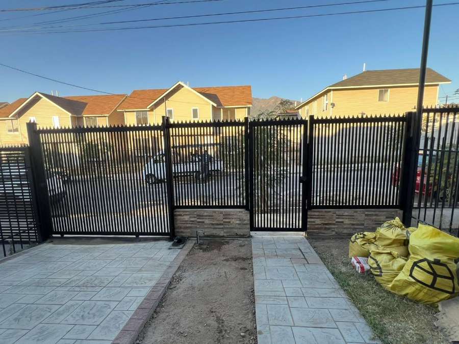Frente completo con portón para casa nueva
